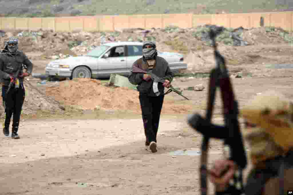 Gunmen patrol after clashes with Iraqi security forces in Fallujah, Jan. 5, 2014. 