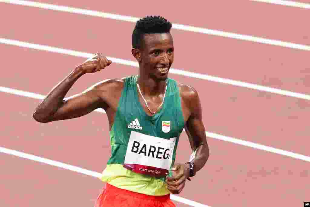 Selemon Barega, of Ethiopia, celebrates after winning the men&#39;s 10,000-meter run at the 2020 Summer Olympics, Friday, July 30, 2021, in Tokyo. (AP Photo/Charlie Riedel)
