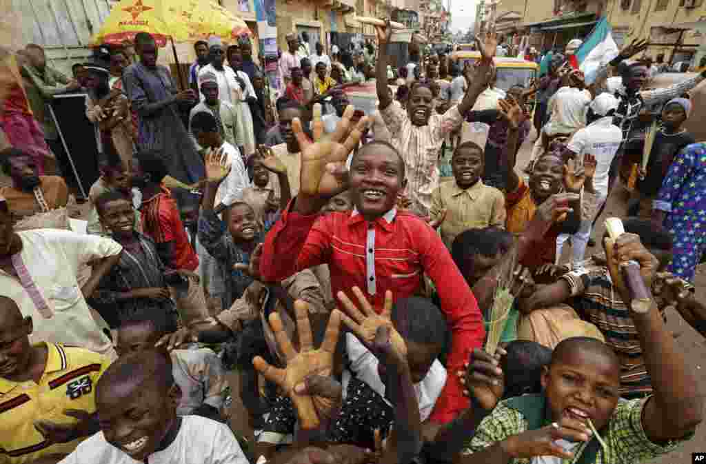 هواداران جوان پرزیدنت بوهاری پیروزی او را در انتخابات ریاست جمهوری نیجریه جشن گرفته اند.