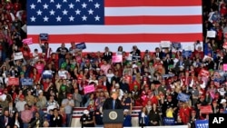 도널드 트럼프 미국 대통령이 지난 13일 켄터키 주 리치몬드에서 열린 '미국을 다시 위대하게' 집회에서 연설하고 있다.