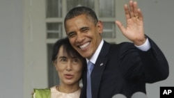 Prezident Barak Obama Rangunda Birma muxolifati rahbari Aun San Su Chi bilan uchrashmoqda, 19-noyabr, 2012-yil.