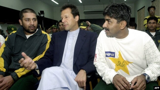 عمران خان اور جاوید میانداد بھی یہ اعزاز حاصل کر چکے ہیں۔