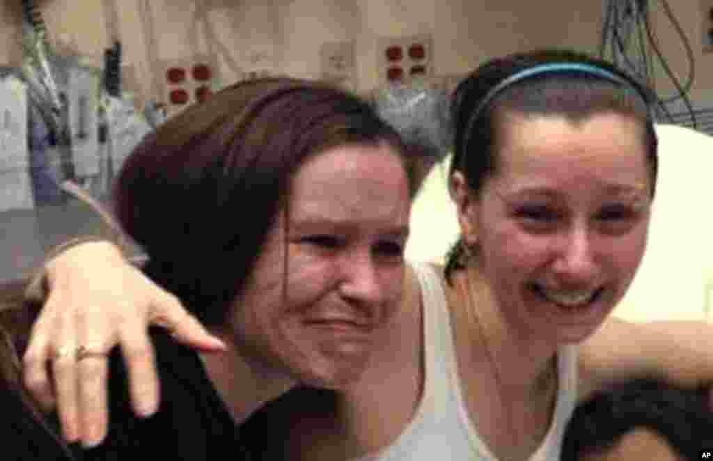 Amber Berry grli svoju sestru Beth Serrano nakon &scaron;to su se na&scaron;le ponovno zajedno, u bolnici u Clevelandu, 6. maja 2013. (Obiteljska fotografija ljubazno&scaron;ću WOIO-TV)