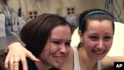 Amber Berry embrasse sa soeur Beth Serrano après s’être retrouvées dans un hôpital de Cleveland, lundi 6 mai 2013. (Document de Famille, courtoisie WOIO-TV)