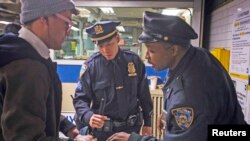 Polisi kota New York memeriksa tas seorang penumpang di stasiun kereta bawah tanah Times Square (15/4). 