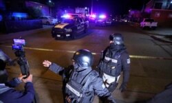 Anggota Garda Nasional melihat TKP di mana seorang jurnalis Meksiko Lourdes Maldonado ditembak mati di luar rumahnya di kota perbatasan utara Tijuana, Meksiko, 23 Januari 2022. (Foto: REUTERS/Jorge Duenes)