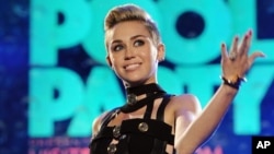 지난 6월 미국 마이애미시에서 수영장 파티를 주최한 마일리 사이러스(Miley Cyrus).