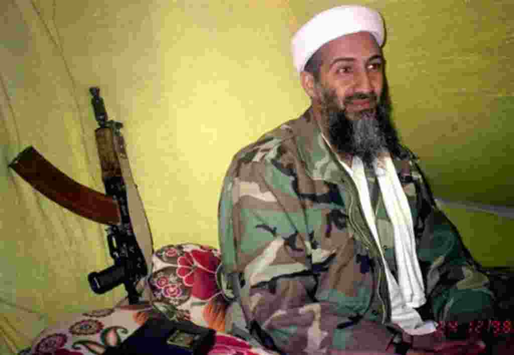 El líder de al-Qaeda, Osama bin Laden, se dirige a un grupo selecto de reporteros en las montañas de la provincia de Helmand en el sur de Afganistán, 24 de diciembre 1998.