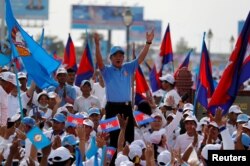 FILE: President of the Cambodian People's Party (CPP) and Cambodia's Prime Minister Hun Sen waves to supporters during a campaign rally on the final day of campaigning, in Phnom Penh, Cambodia, July 27, 2018.