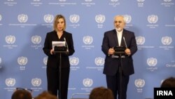اعلام روز اجرای برجام توسط فدریکا موگرینی نماینده ۱+۵ (چپ) و محمدجواد ظریف وزیر خارجه ایران - ۲۶ دی ۱۳۹۴