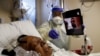 ARHIVA - Florens Bolton, 86-godišnja pacijentkinja obolela od koronavirusa leži u jedinici intenzivne nege u bolnici u Čikagu, 1. decembra 2020.