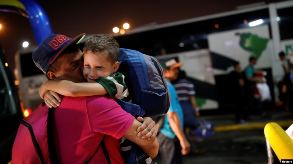 Archivo. Josmer Rivas, de 7 aÃ±os, que viajÃ³ por autobÃºs desde Caracas a Guayaquil, Ecuador, con su madre, abraza a su padre tras llegar a Guayaquil, el 10 de noviembre de 2017.