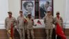 نظامیان در کنار پرتره سیمون بولیوار قهرمان ملی و همچنین هوگو چاوز رئیس جمهوری سابق ونزوئلا