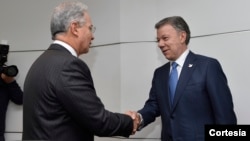 Santos dijo tener "voluntad" para hacer las modificaciones pedidas por Uribe. Este jueves seguirán las reuniones a través de los comisionados del Gobierno y delegados del 'No', quienes rechazan lo acordado con las Farc. [Foto, Cortesía Presidencia de Colombia] 