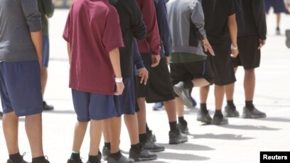 Những trẻ em tại Casa Padre, một cơ sở tạm trú dành cho các trẻ em bị tách khỏi người lớn ở biên giới, ở Brownsville, bang Texas, trong một bức hình do Bộ Y tế và Dịch vụ Nhân sinh Hoa Kỳ cung cấp, ngày 14 tháng 6, 2018.