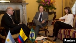 Colombia's Foreign Minister Maria Angel Holguin (R) speaks with her counterparts Argentina's Hector Timerman (L) and Brazil's Mauro Vieira during a meeting at San Carlos palace in Bogota, Sept. 4, 2015. (Handout photo)