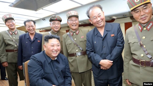朝鲜官媒朝中社2019年8月11日发布朝鲜领导人金正恩观看新式武器试射的照片。