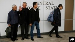 El fundador del movimiento Occupy, Benny Tai (derecha), profesor de la Universidad de Hong Kong, junto con Chan Kin-man, profesor de Sociología, y el reverendo Chu Yiu-ming, dentro de la estación de policía donde se entregaron.