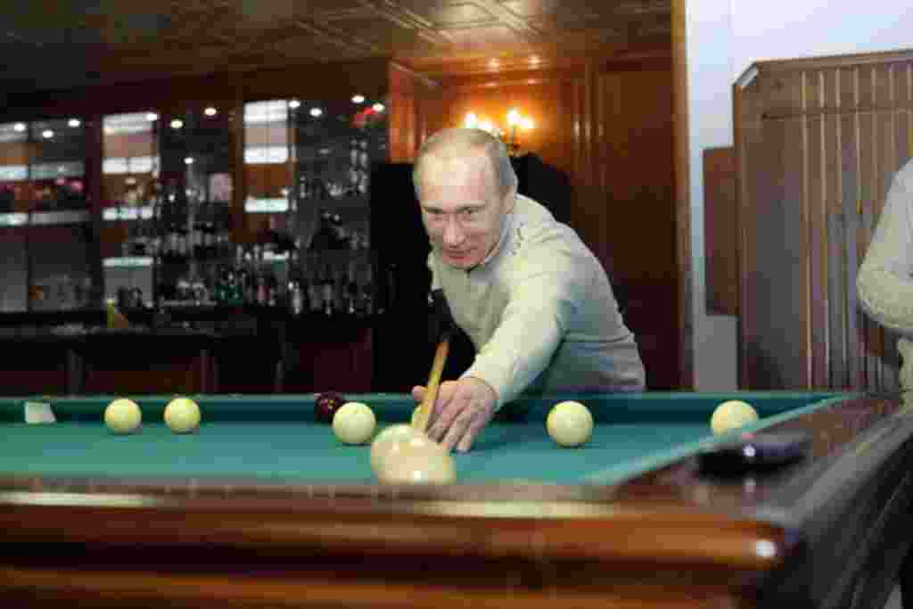 Putin juega al billar en Khaborovsk.