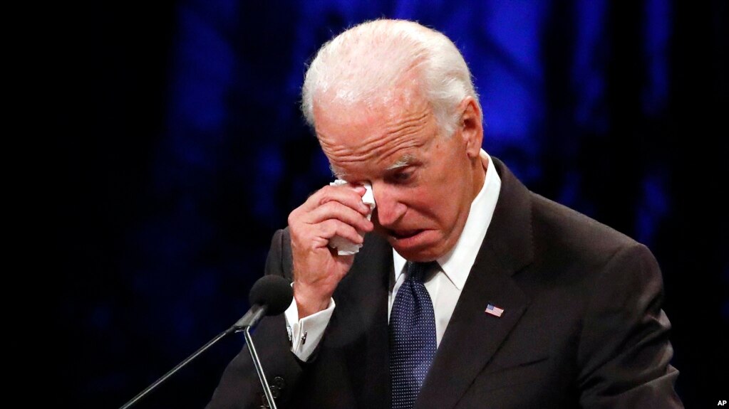 Cựu Phó Tổng thống Joe Biden lau nước mắt trong khi đọc điếu văn truy điệu Thượng nghị sĩ John McCain trong lễ tưởng niệm tại Nhà thờ Baptist Bắc Phoenix, Phoenix, bang Arizona, ngày 30 tháng 8, 2018.
