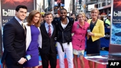 (L-R) Gio Benitez, Ginger Zee, George Stephanopoulos, Jason Derulo, Amy Robach, and Lara Spencer pose at ABC News' Good Morning America Times Square Studio in New York City, April 9, 2014. 