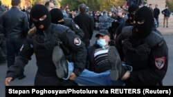 Policija privodi demonstranta tokom protesta u prestonici Jermenije (Foto: Reuters/Stepan Poghosyan/Photolure)