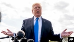 Tổng thống Donald Trump phát biểu trước báo giới trước khi lên máy bay trực thăng Marine One trên Bãi cỏ Nam Nhà Trắng ở Washington, ngày 25 tháng 7, 2017.