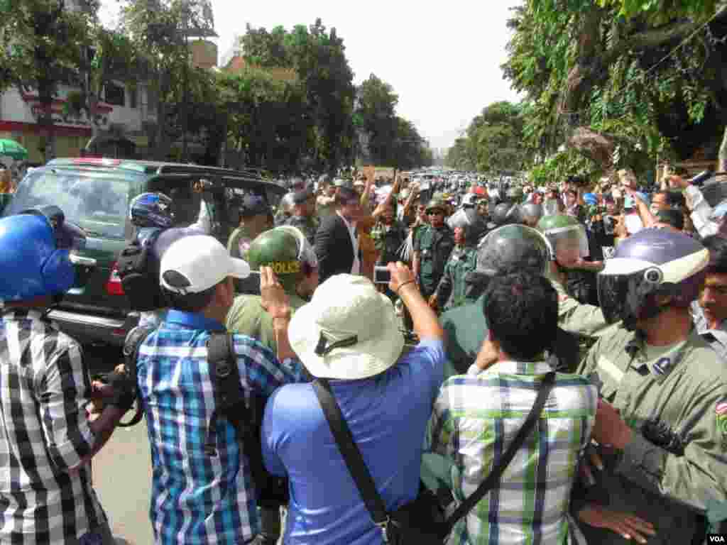 Police stop an SUV carrying MP-elect Mu Sochua and other opposition lawmakers when they try to leave the rally site, Phnom Penh, Cambodia, July 15, 2014. (Khoun Theara/VOA)