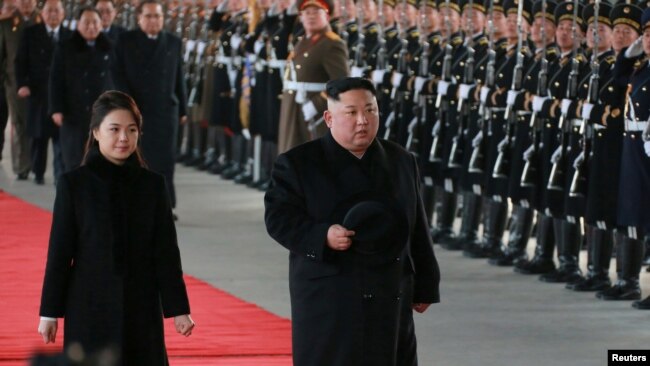 朝鲜领导人金正恩与夫人1月7日启程访问中国前检阅仪仗队 (朝中社照片)