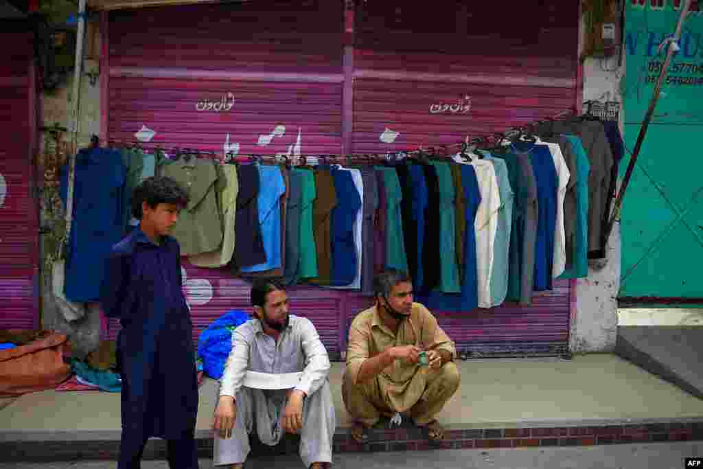 راولپنڈی میں ملبوسات فروخت کرنے والی دکانیں تاحال بند ہیں لیکن سڑک کنارے گارمنٹس فروخت کرنے والے افراد نے بھوک اور تنگدستی سے مجبور ہوکر اپنا کام دوبارہ شروع کردیا ہے۔