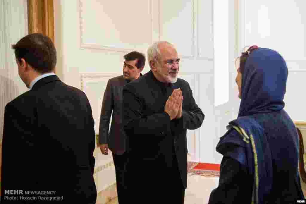 وزیر امور خارجه ایران با هیات برزیلی دیدار می کند. مدتهاست، سیاستمداران ایران برای دست ندادن با خانم های مهمان، دست شان را به علامت احترام بالا می آورند. وزیر توسعه صنعت و تجارت برزیل با هیاتی به ایران سفر کرده است. عکس: حسین رزاق نژاد، مهر