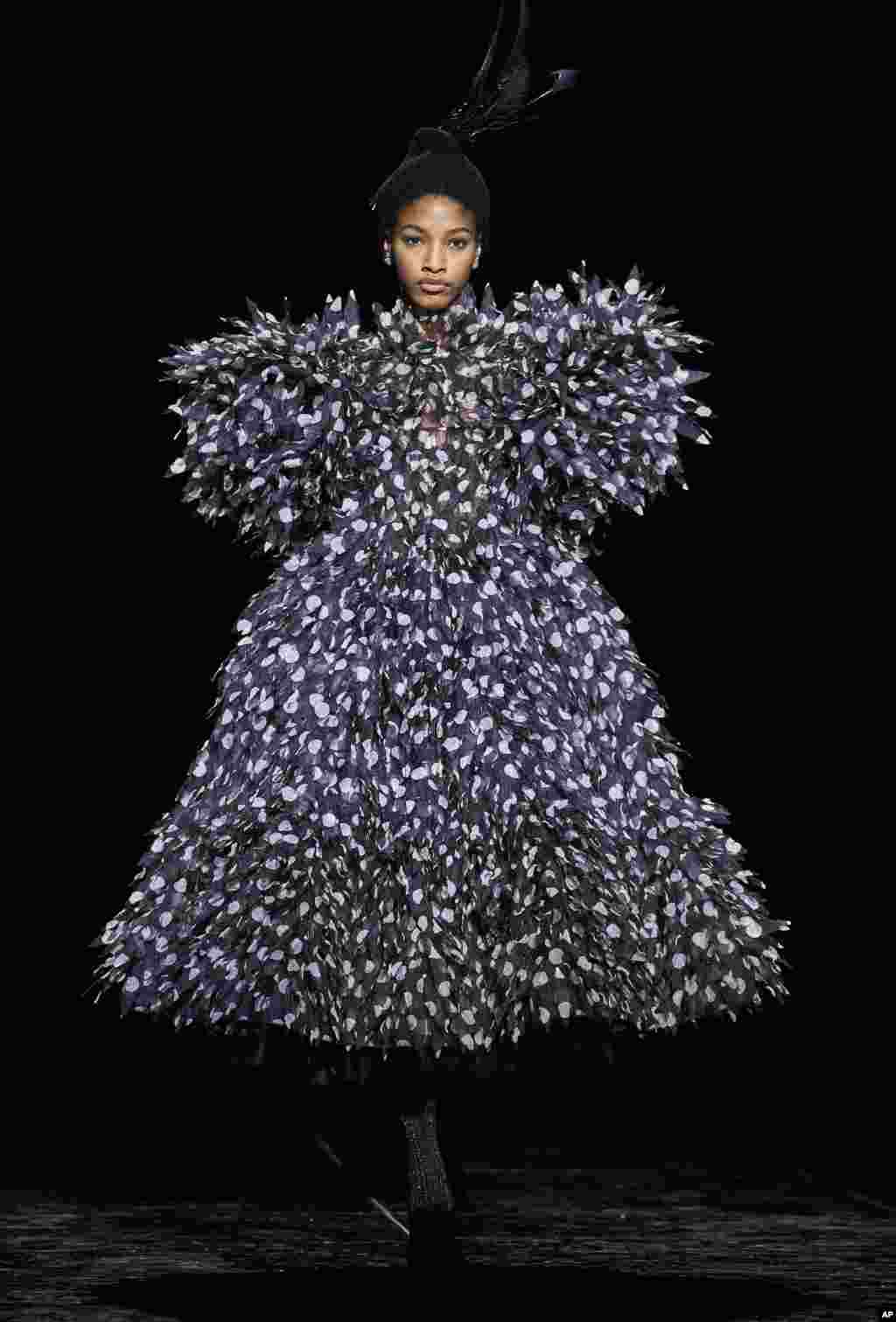 미국 뉴욕에서 열린 패션위크에서&nbsp;나오미 친 윙이 마이크 제이콥스의 의상을 입고 런웨이를 걷고 있다.