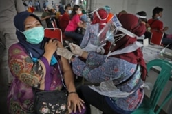 Sekitar 3.500 pekerja dan warga di Kawasan Berikat Nusantara di Cakung, Jakarta, divaksinasi tanggal 1 Juli lalu ketika pemerintah menggiatkan vaksinasi warga. (Courtesy: BNPB)
