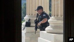 Полицейский у здания Капитолия в Вашингтоне, 14 июня 2017