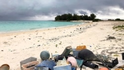 Sampah plastik terdampar di salau satu pulau di wilayah barat laut Kepulauan Hawaii, dalam foto yang diambil pada 22 Oktober 2019. (Foto: AP)
