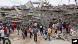 Gedung yang runtuh di Lagos, Nigeria (12/9) menewaskan 116 orang, di mana 81 orang di antaranya adalah warga Afrika Selatan (foto: dok).