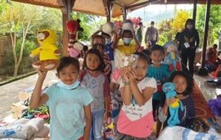 Sejumlah anak Desa Bulukerto, Kota Batu, mendapatkan boneka dan mainan dari posko yang didirikan ALIT Indonesia dan Kalingga (Foto Petrus Riski-VOA).