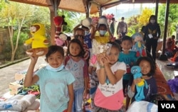 Sejumlah anak Desa Bulukerto, Kota Batu, mendapatkan boneka dan mainan dari posko yang didirikan ALIT Indonesia dan Kalingga (Foto Petrus Riski-VOA).