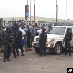 Des policiers entourant Etienne Tshisekedi, le leader de l'UDPS, Kinshasa, RDC, le 26 novembre 2011