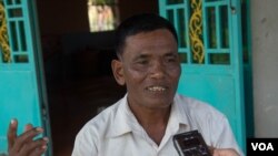 Ek Eam, suspected killer Eouth Ang’s uncle talks to VOA Khmer on Thursday, July 14, 2016 in Siem Reap’s Angkor Chum district. ( Leng Len/VOA Khmer)