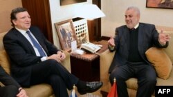 Moroccan Prime Minister Abdelilah Benkirane (R) speaks with European Commission President Jose Manuel Barroso during a meeting in Rabat on March 1, 2013. 