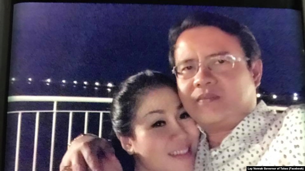 នេះជារូបថតមួយក្នុងរូបថតជាច្រើនដែលត្រូវបង្ហោះជាសាធារណៈតាមគណនីហ្វេសប៊ុកលោក ឡាយ វណ្ណៈ អតីតអភិបាលខេត្តតាកែវ ដោយមានភ្ជាប់សារទទួលស្គាល់ថា លោកធ្លាប់មានទំនាក់ទំនងស្នេហាជាមួយស្ត្រីម្នាក់ឈ្មោះ ចេវ សុវឌ្ឍនា។