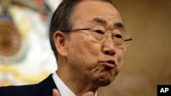 Tổng thư ký Liên Hiệp Quốc Ban Ki-moon tới Trung Đông để kêu gọi hai bên kiềm chế.