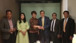 Sam Rainsy (ke-4 dari kiri) bertemu tiga anggota DPR RI, dari kiri: Komarudin Watubun, Sondang Tampubolon, dan Mercy Barends, di Jakarta Jumat (15/11). (Courtesy: Facebook Sam Rainsy)