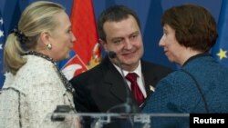 Serbian Prime Minister Ivica Dacic (C), U.S. Secretary of State Hillary Clinton and EU foreign policy chief Catherine Ashton (R) speak during a news conference at the Palace of Serbia in Belgrade October 30, 2012.