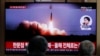 Người dân Hàn Quốc xem truyền hình tường thuật về vụ phóng tên lửa mới nhất của Triều Tiên.