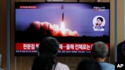 Televisi di Stasiun Kereta Api di Seoul, Korea Selatan, menayangkan berita terkait peluncuran misil Korea Utara, Jumat, 16 Agustus 2019.