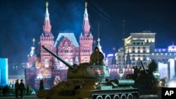 Tанк Т- 34 на репетиции парада в Москве по случаю 70-ой годовщины победы. 5 мая 2015 г.