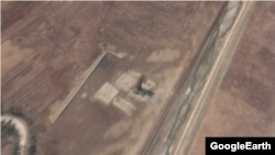 위성사진에 포착된 북한 이동식 미사일 발사 차량. 구글어스 이미지. 