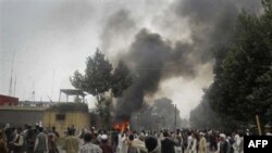 Người biểu tình nổi lửa đốt phá bên ngoài trụ sở cảnh sát ở thị trấn Taloqan trong tỉnh Takhar, phía bắc thủ đô Kabul, ngày 19/5/2011